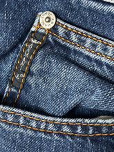 Carregar imagem no visualizador da galeria, vintage Armani Jeans {M}
