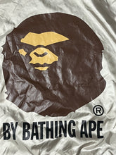 Lade das Bild in den Galerie-Viewer, vintage BAPE a bathing ape windbreaker {L}
