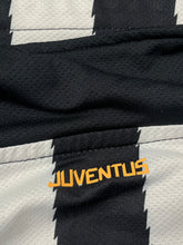 Cargar imagen en el visor de la galería, vintage Nike Juventus Turin 2010-2011 home jersey {S}
