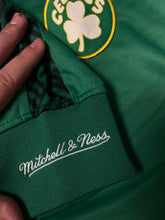 Cargar imagen en el visor de la galería, Mitchell &amp; Ness Boston Celtics trackjacket DSWT {L}
