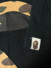 Lade das Bild in den Galerie-Viewer, vintage BAPE a bathing ape t-shirt {L}
