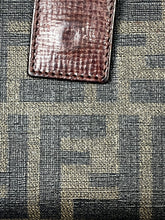 Carregar imagem no visualizador da galeria, vintage Fendi wallet
