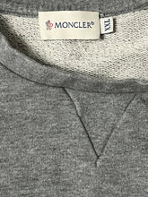 Lade das Bild in den Galerie-Viewer, grey Moncler sweater {XL} - 439sportswear
